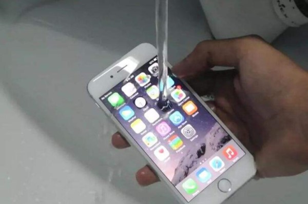 iPhone 13系列手機進水怎么辦?日常手機防水小妙招有哪些?